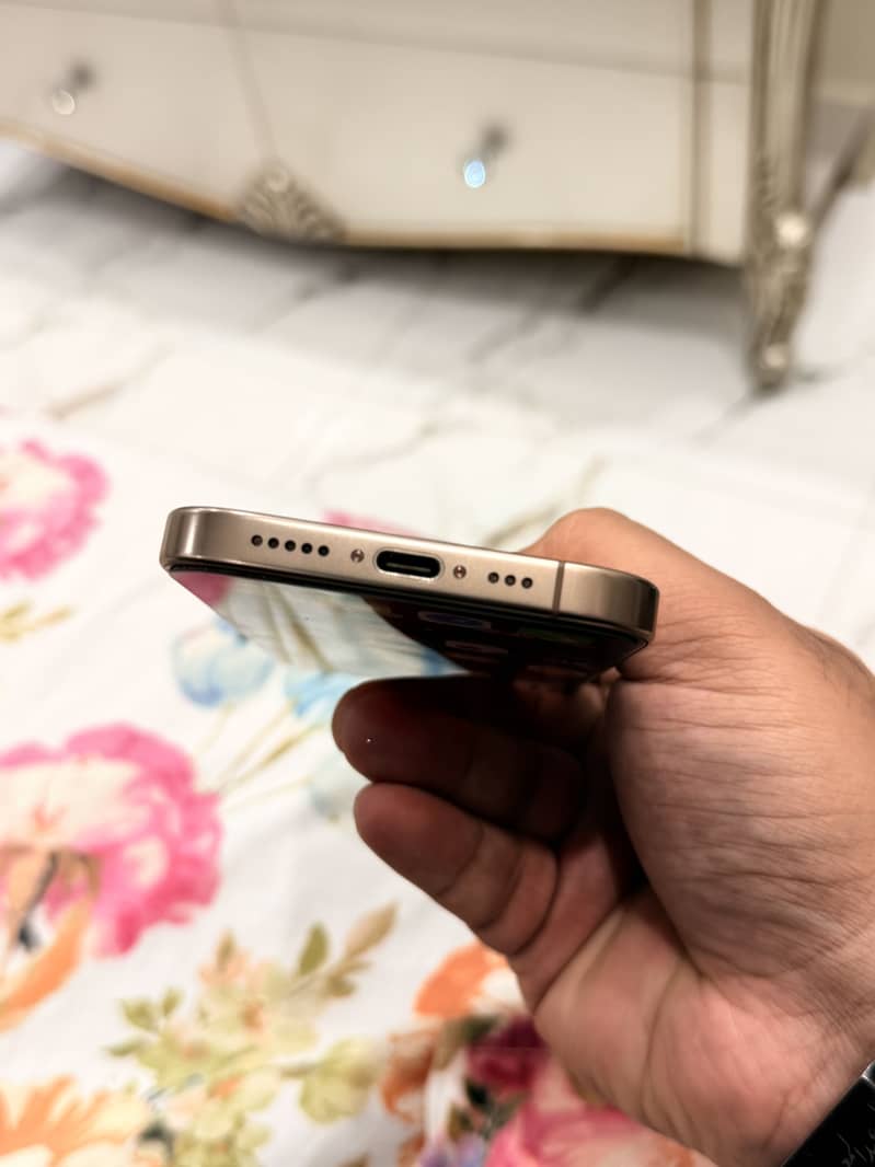 Apple iPhone 16 Pro 1