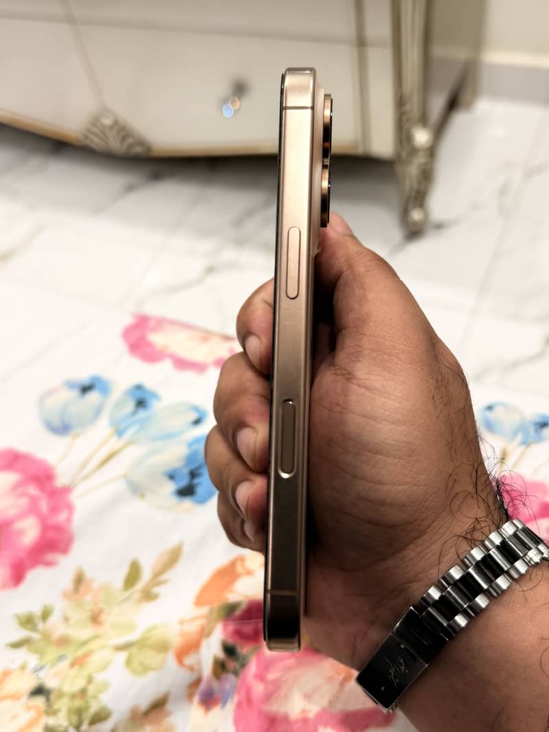 Apple iPhone 16 Pro 4