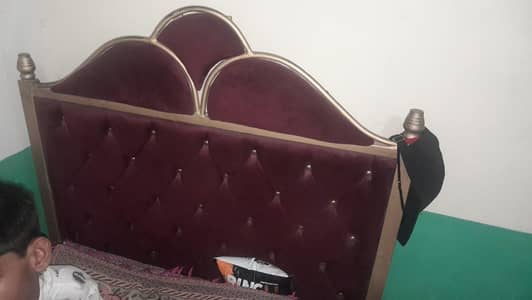 siglle bed with 2chairs
