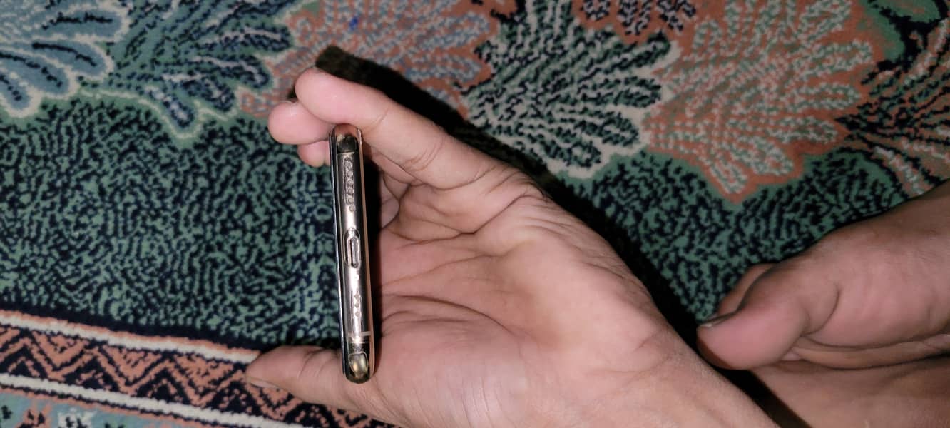 Apple iPhone XS 4