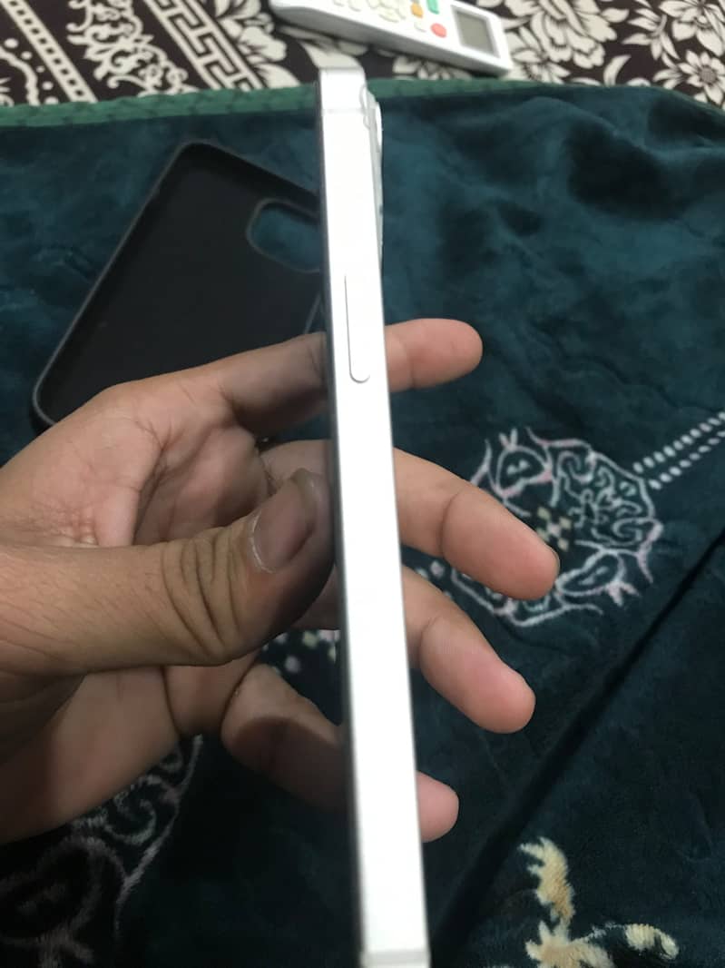 Apple iPhone 13 2