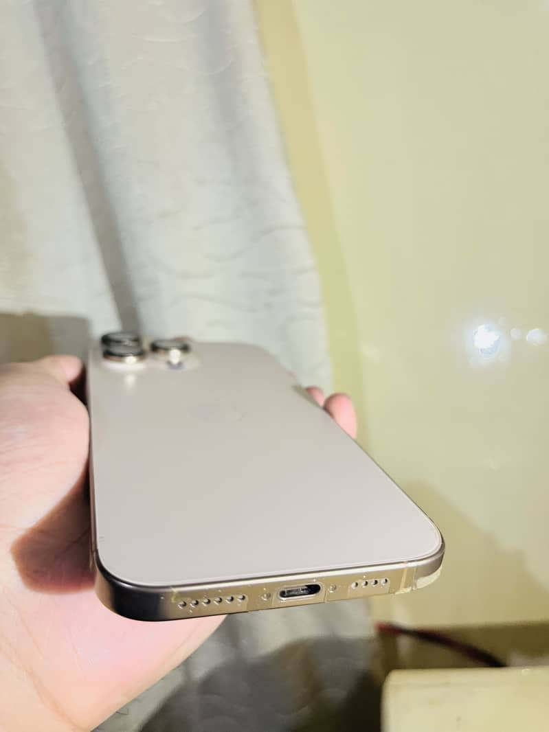 Apple iPhone 16 Pro Max 4