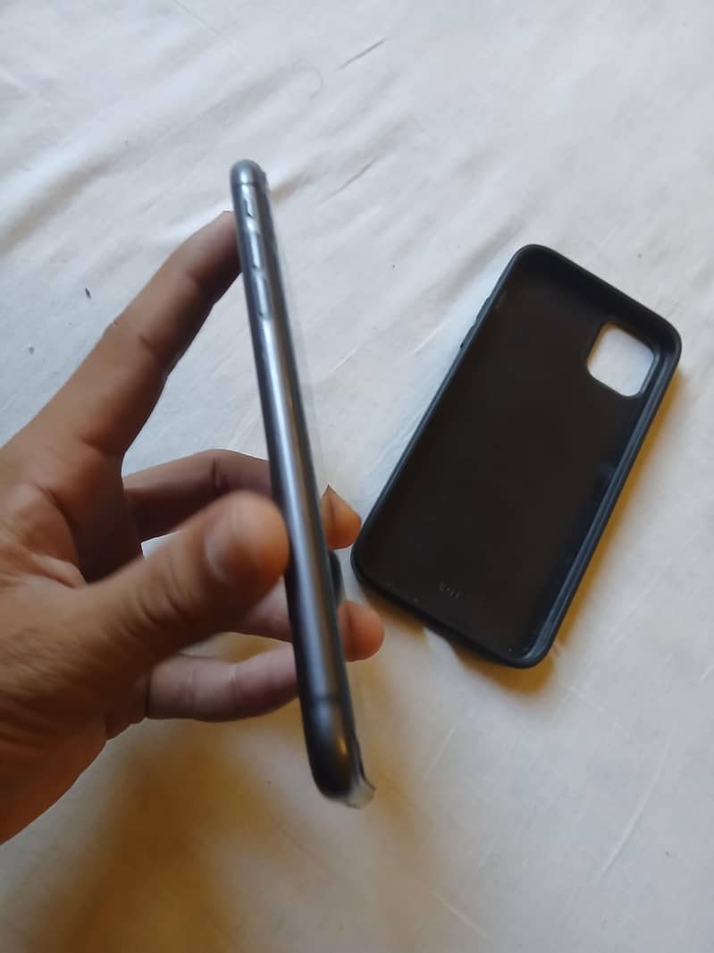 Apple iPhone 11 4