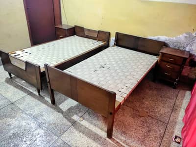 100% WOOD 3 Single beds with wood side tables in very good condition