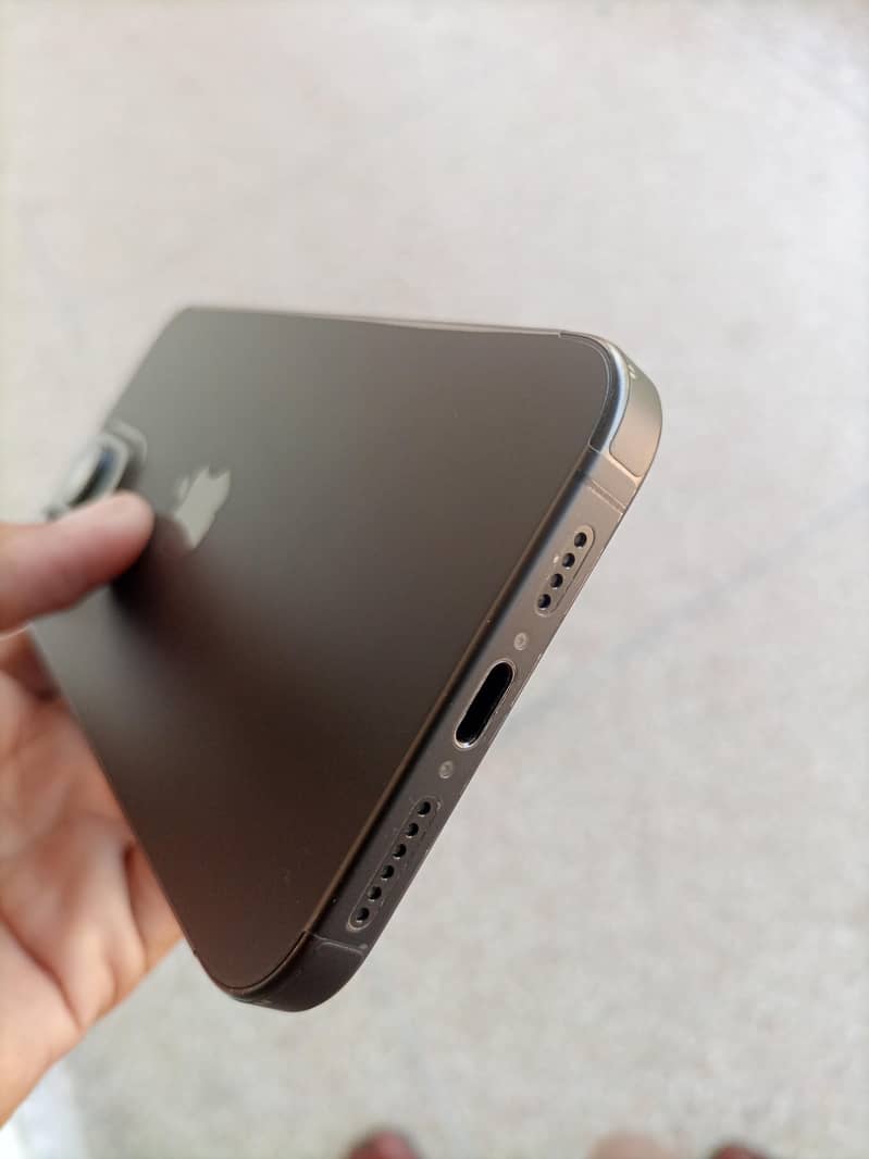 Apple iPhone 15 Pro Max 4