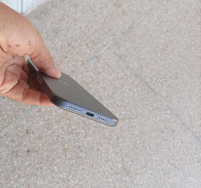 Apple iPhone 15 Pro Max 6