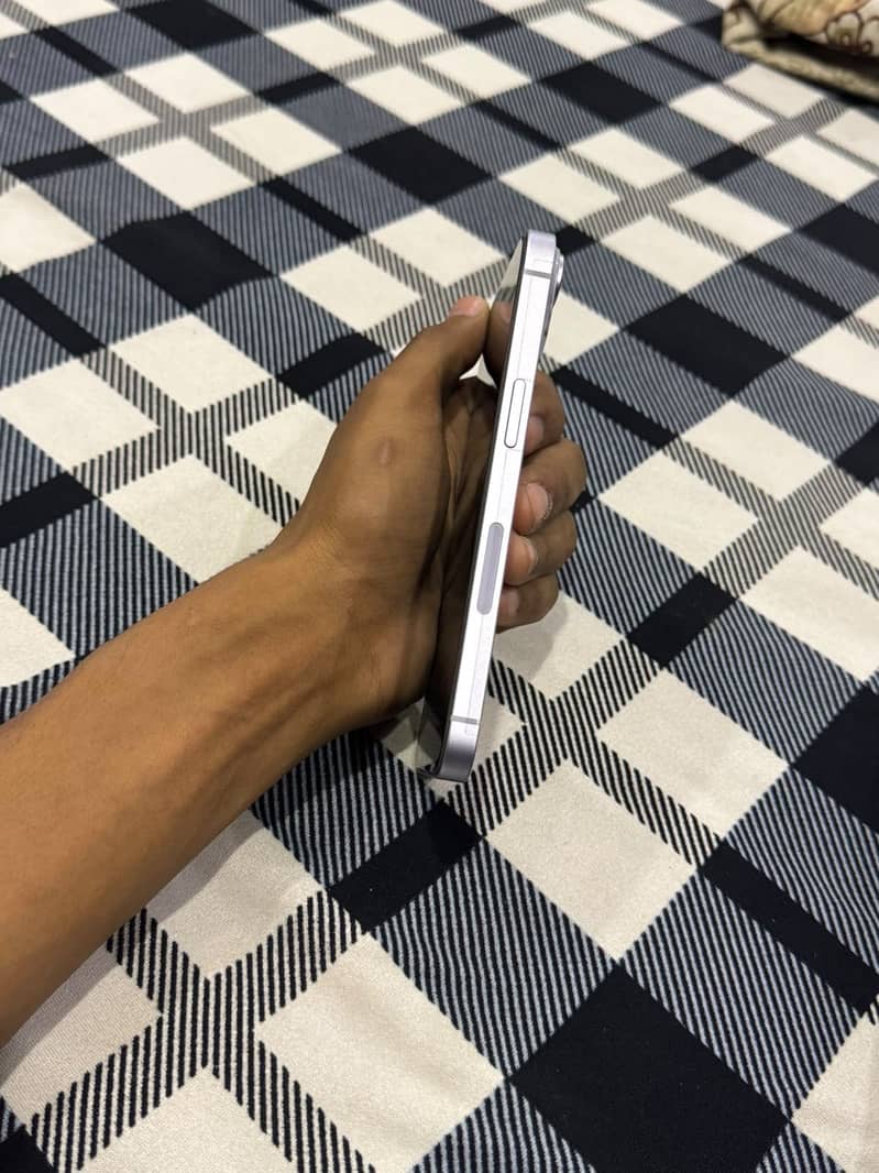 iPhone 14 3