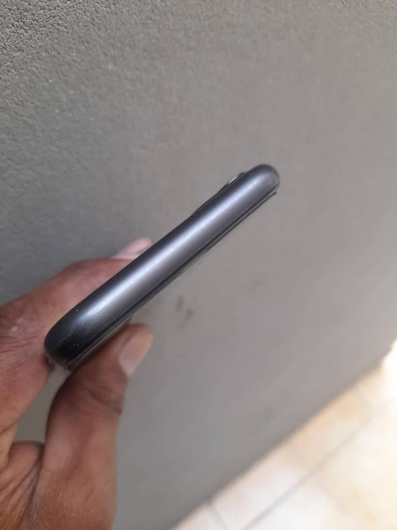 Apple iPhone 11 4