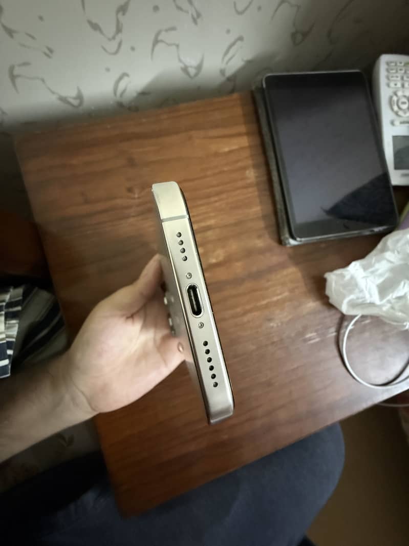 Apple iPhone 16 Pro Max 9