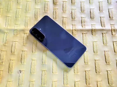 Samsung a56 5g 6/128 Genuine set Corner small crack Sim time available