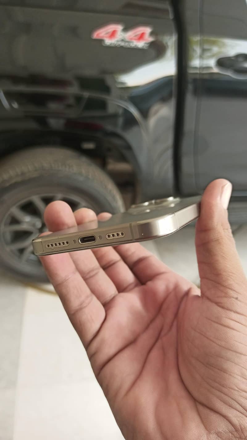 Apple iPhone 15 Pro Max 4