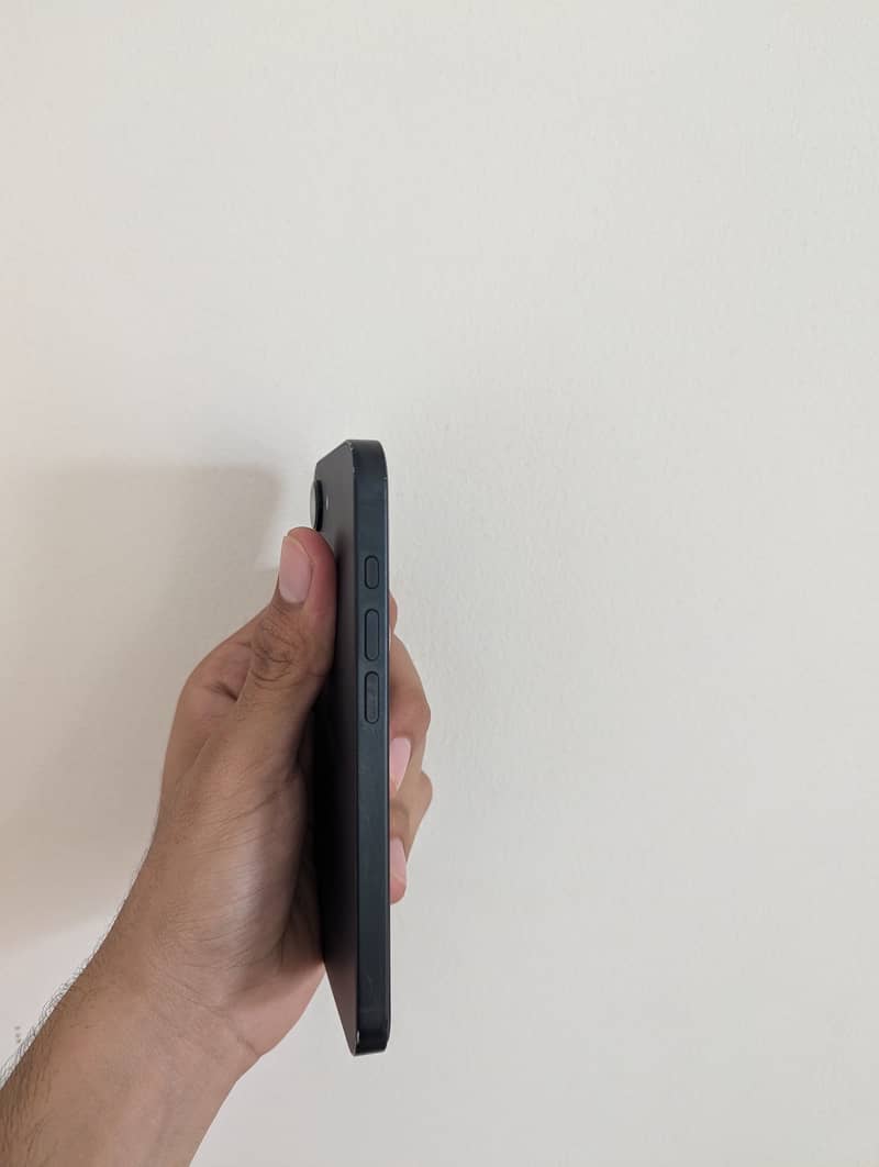 Apple iPhone 16e 1