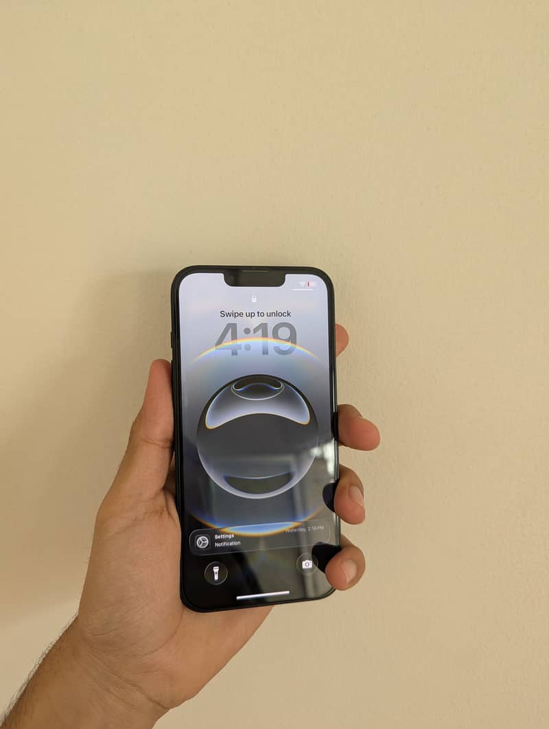 Apple iPhone 16e 3