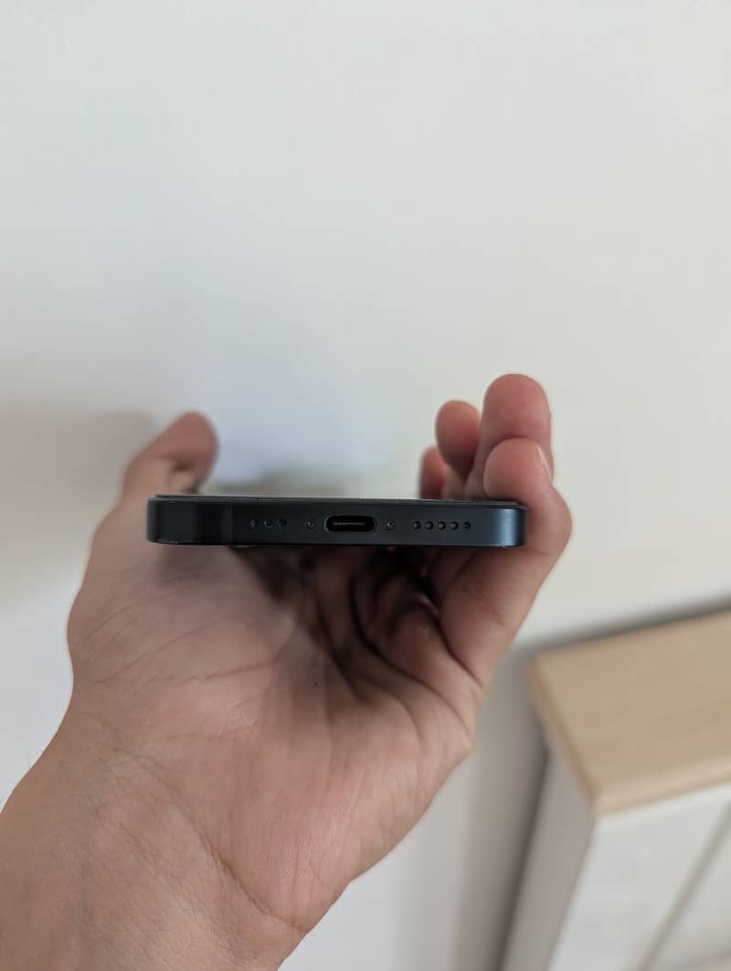 Apple iPhone 16e 4