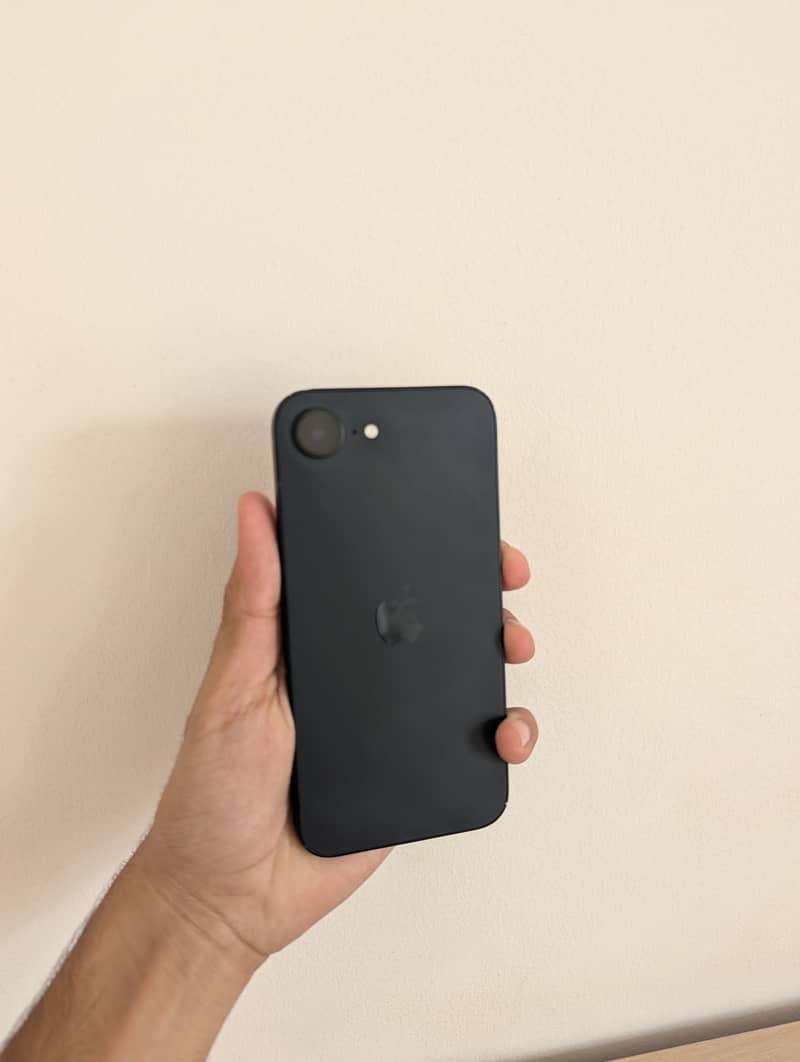 Apple iPhone 16e 5