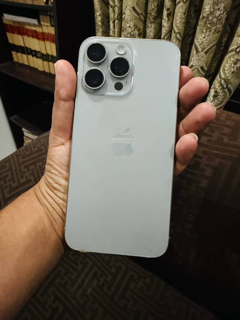 Apple iPhone 15 Pro Max 4