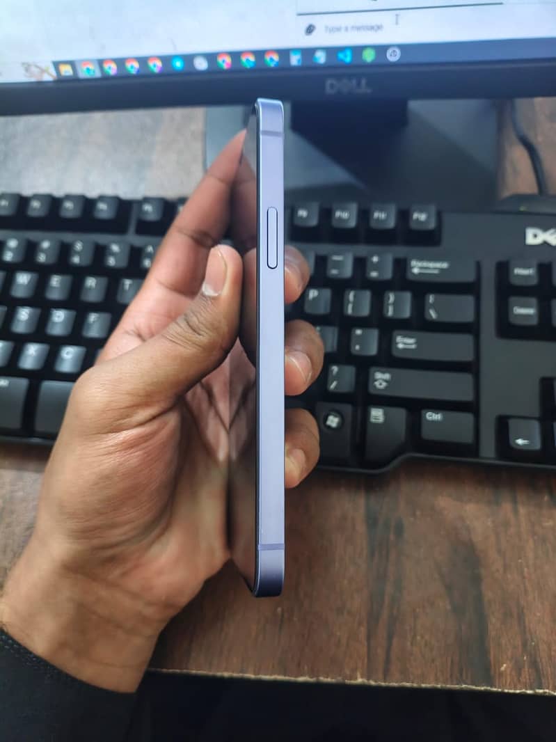 Apple iPhone 12 4