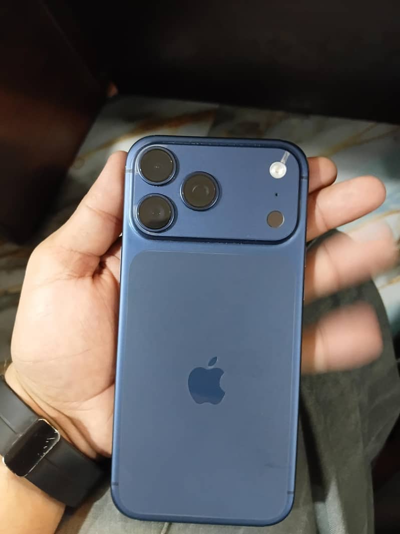 Apple iPhone 17 Pro Max 4