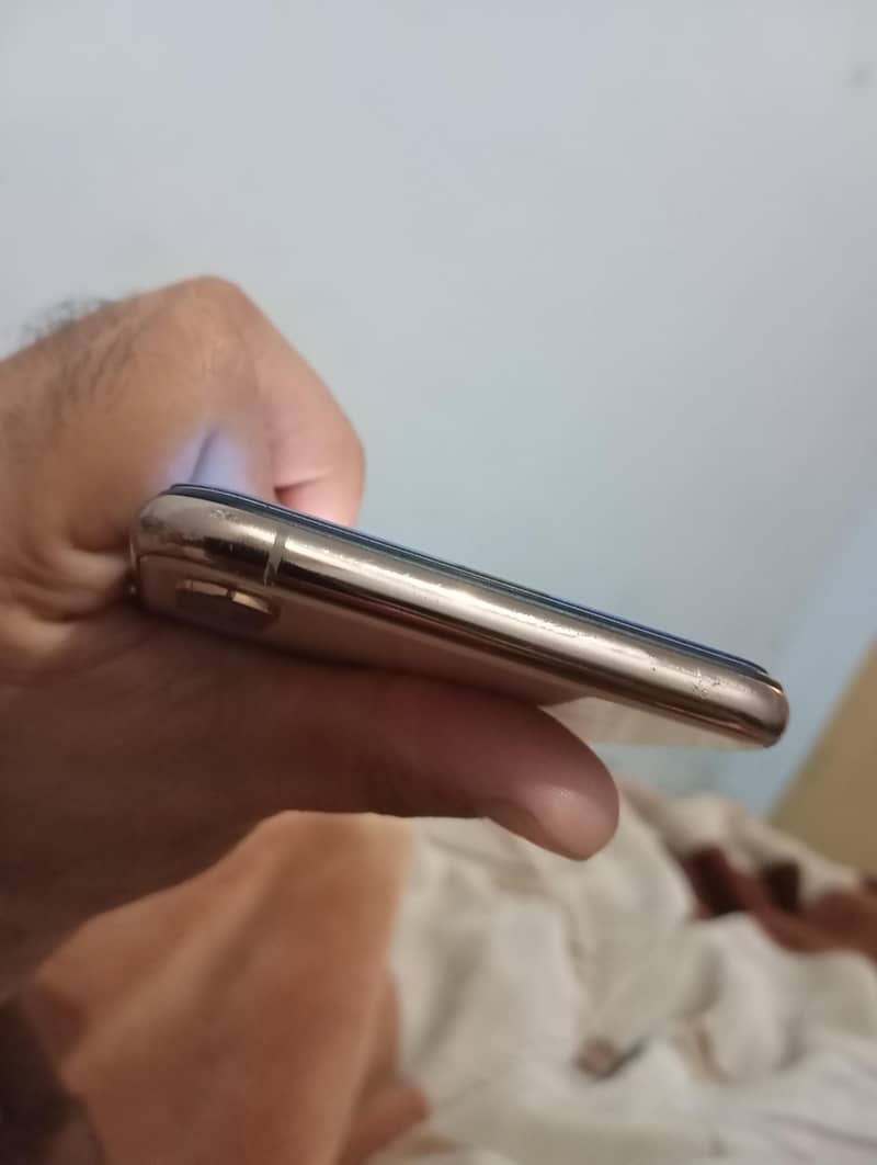Apple iPhone XS Max 3