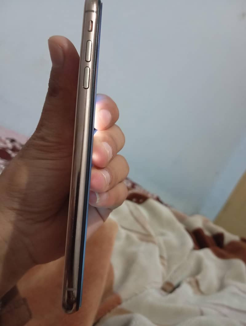 Apple iPhone XS Max 4