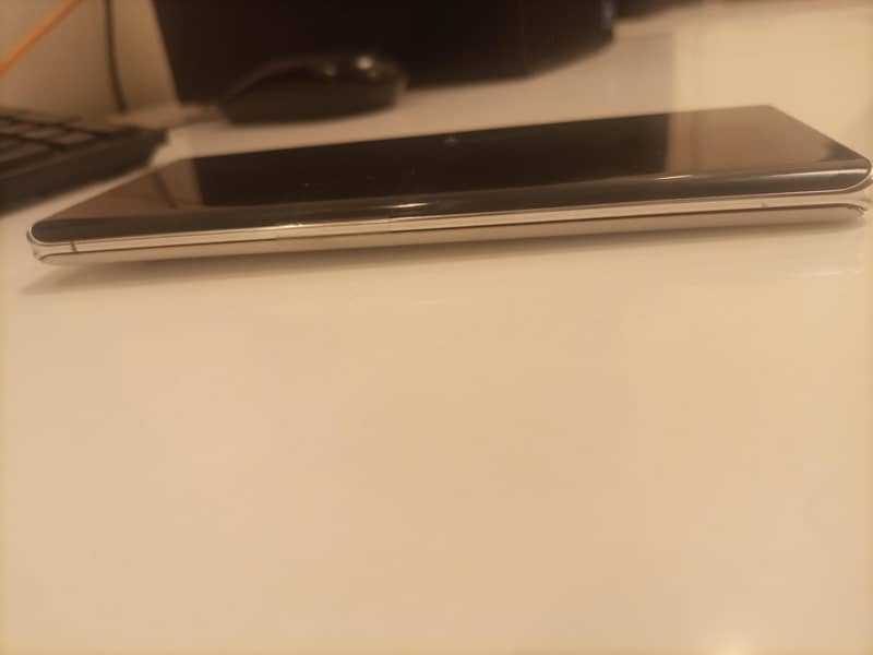 Sharp Aquos R6 5G 4