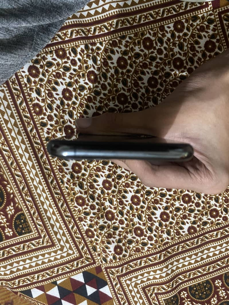 Apple iPhone 11 Pro 4