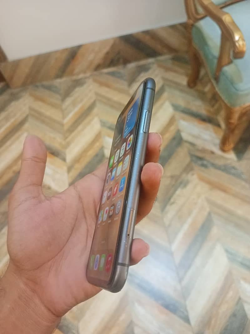 Apple iPhone 11 4