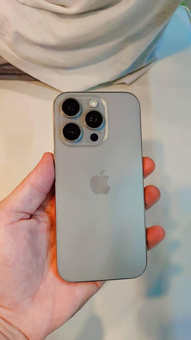 Apple iPhone 16 Pro 1