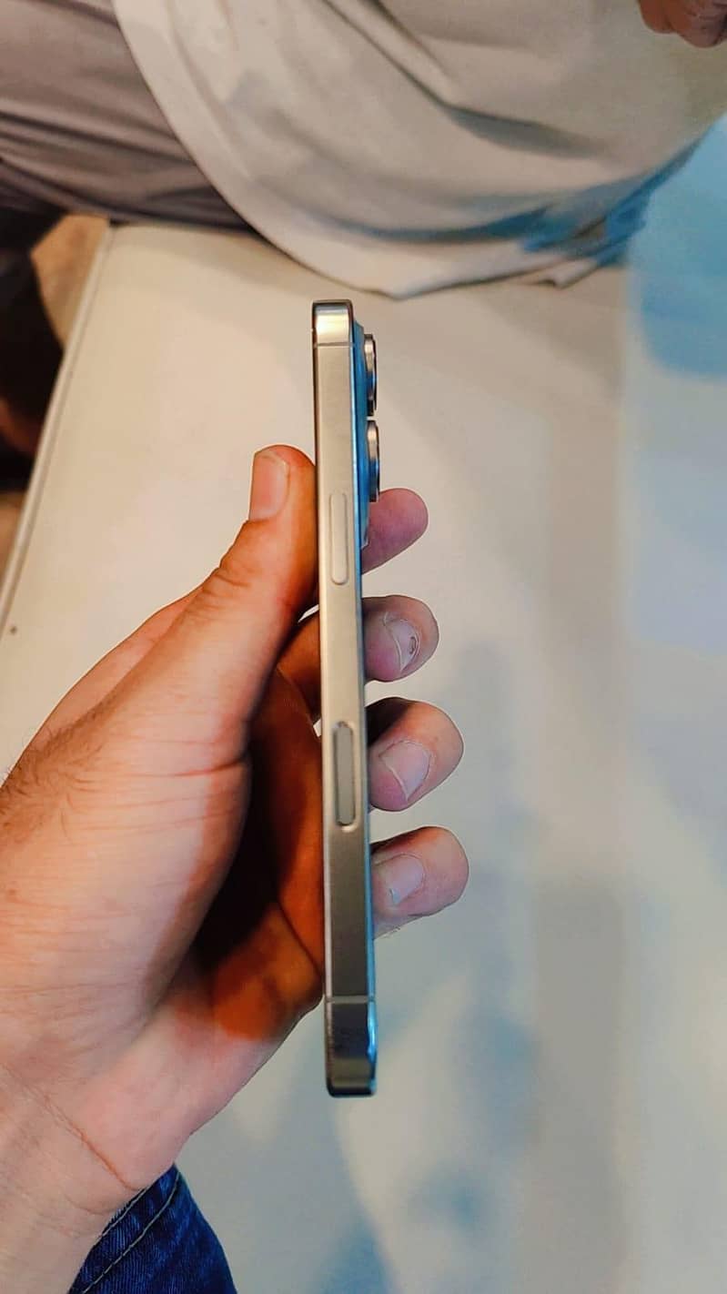 Apple iPhone 16 Pro 3