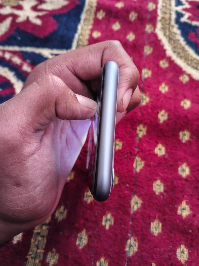Apple iPhone 11 4