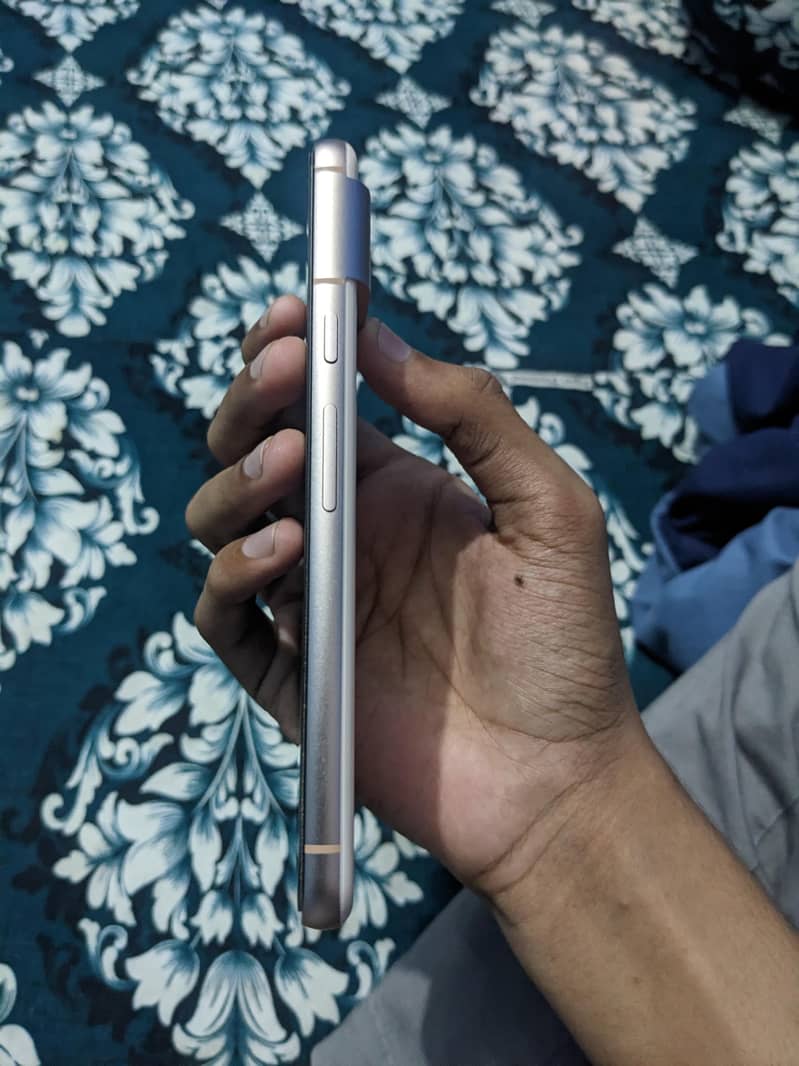 Google Pixel 8 4