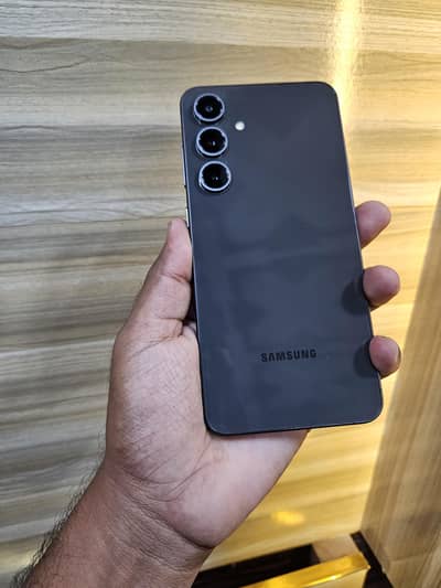Samsung Mobile S24 fE