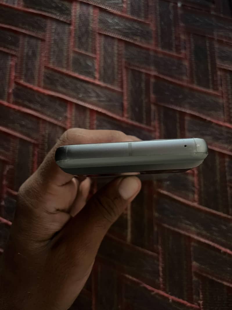 Google Pixel 8 4