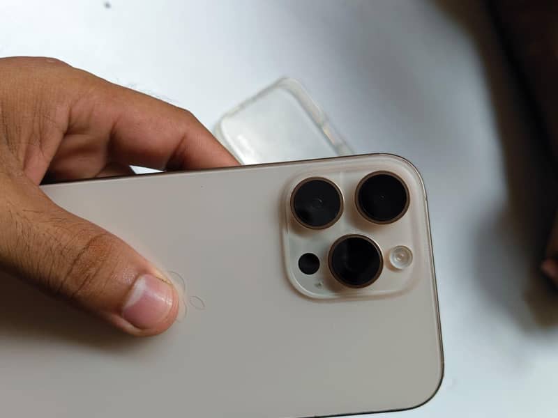 Apple iPhone 16 Pro Max 1