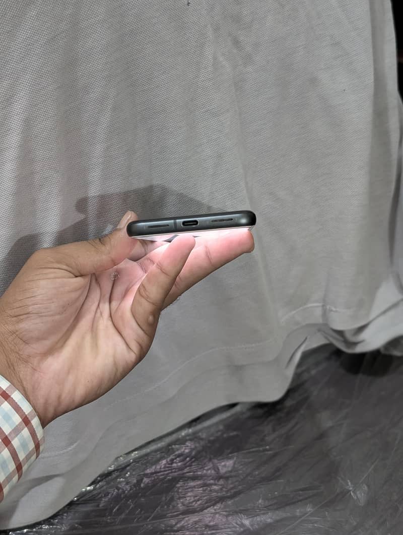 Google Pixel 8 mint condition. 4