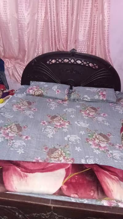 1 bed hy or sath diamond ka foom hy