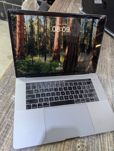 MacBook Pro 2019 Core i9 32GB RAM 1000GB SSD AMD Radeon Pro 4GB GPU