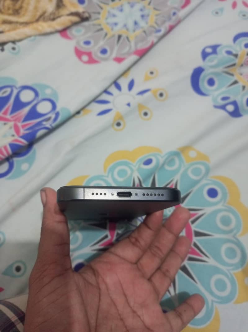 Apple iPhone 15 Pro Max 4
