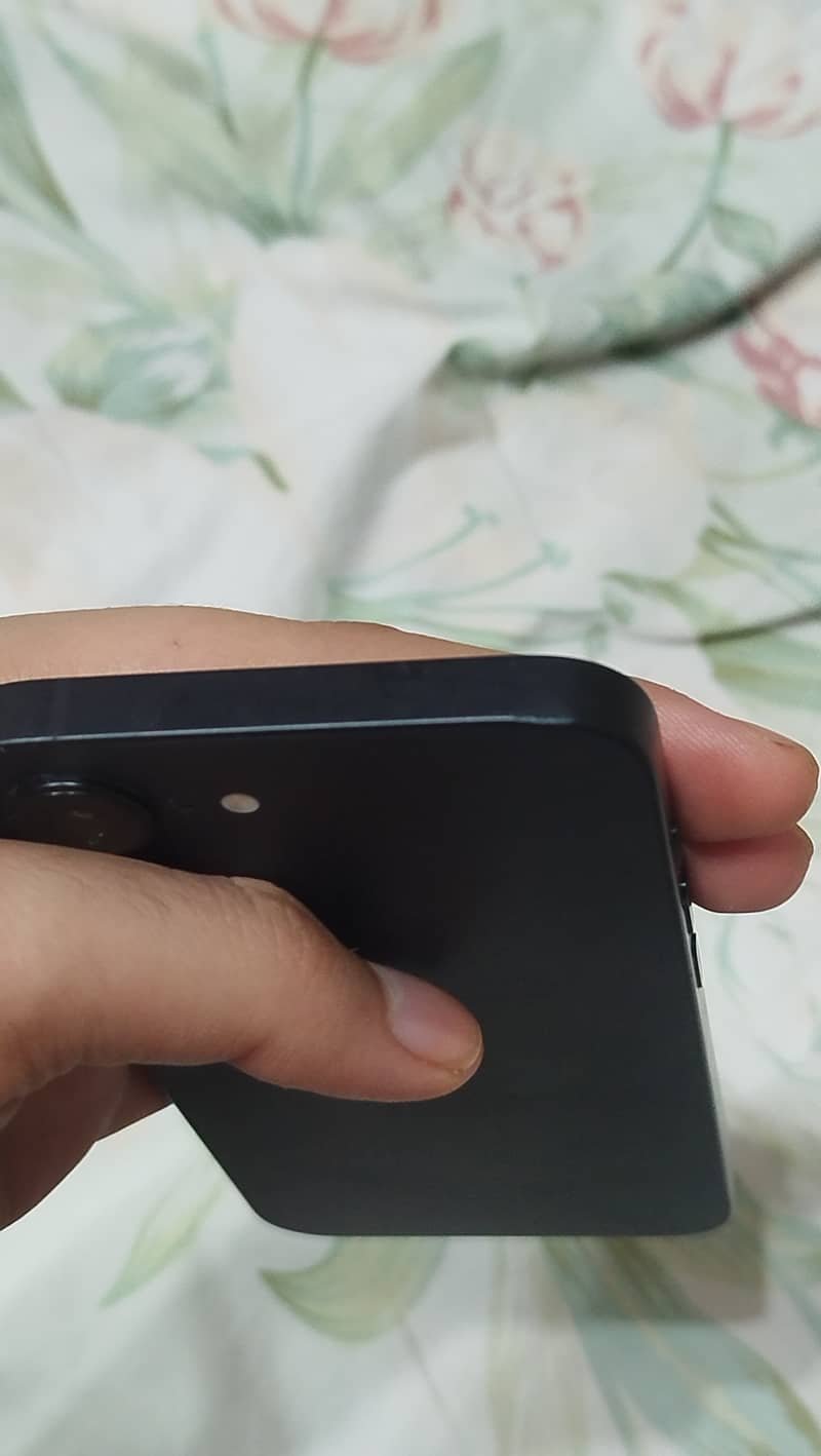 Apple iPhone 16e 4