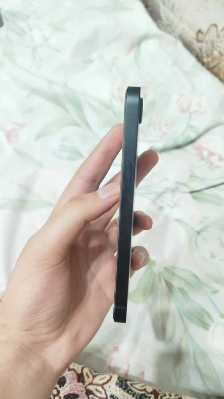 Apple iPhone 16e 7