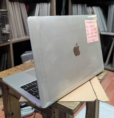 MacBook Pro 2017 Core i7 16GB RAM 512GB SSD 13.3 Inch Display
