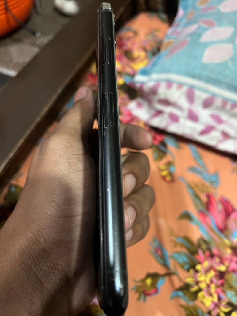 Apple iPhone 11 Pro Max 4