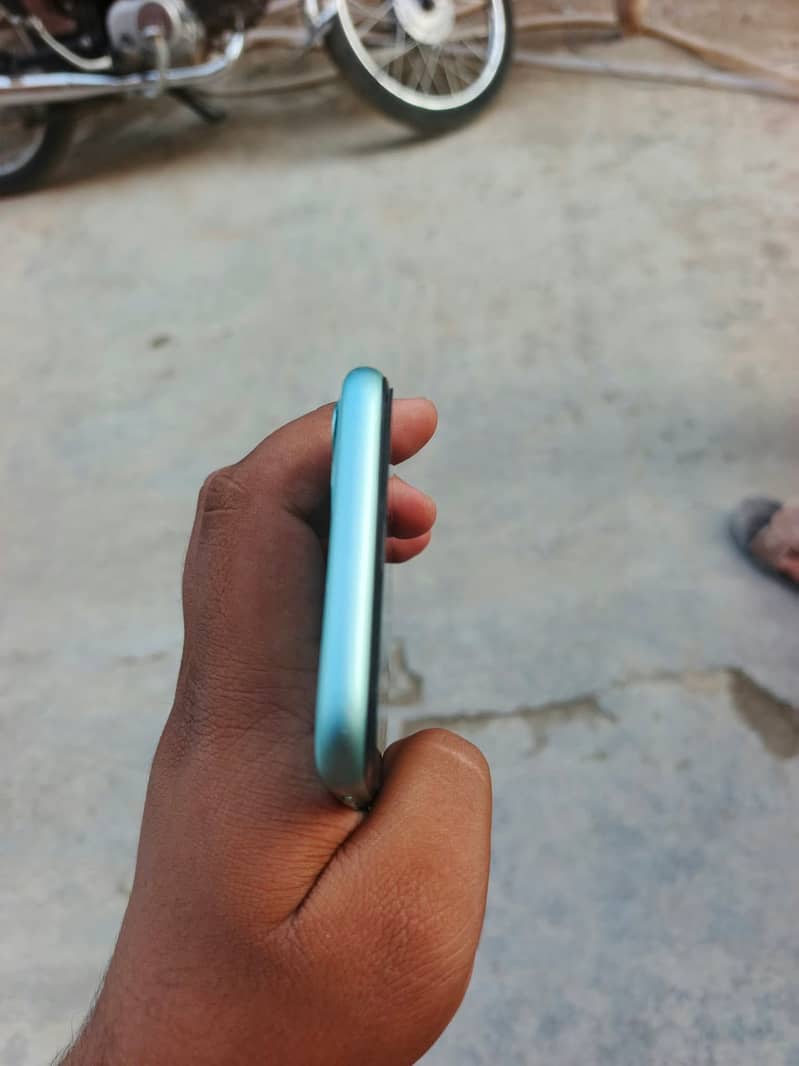 Apple iPhone 11 4