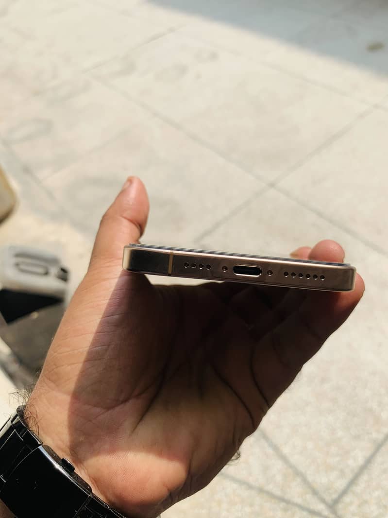Apple iPhone 16 Pro Max 5