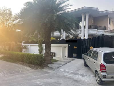 F-10 (2/Kanal) Full House 8/Bedroom Very Reasonable Option