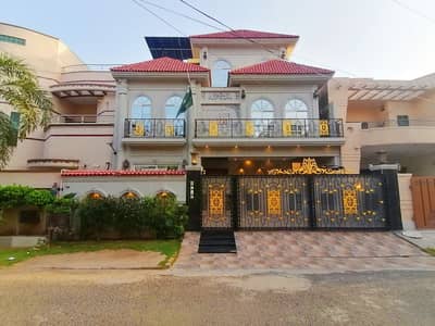 Prime Location In Wapda Town Phase 1 - Block J2 10 Marla House For sale