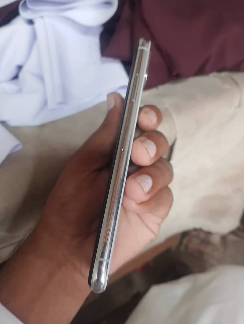 Apple iPhone X 4