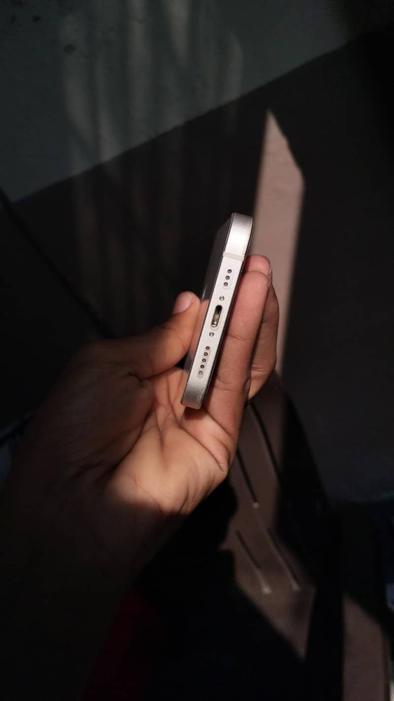 Apple iPhone 12 4