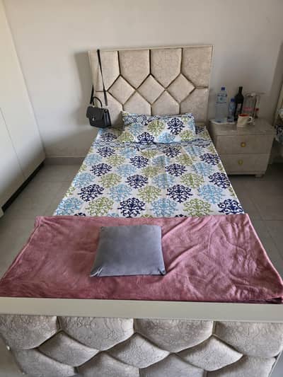 bed set and dressing table for sale