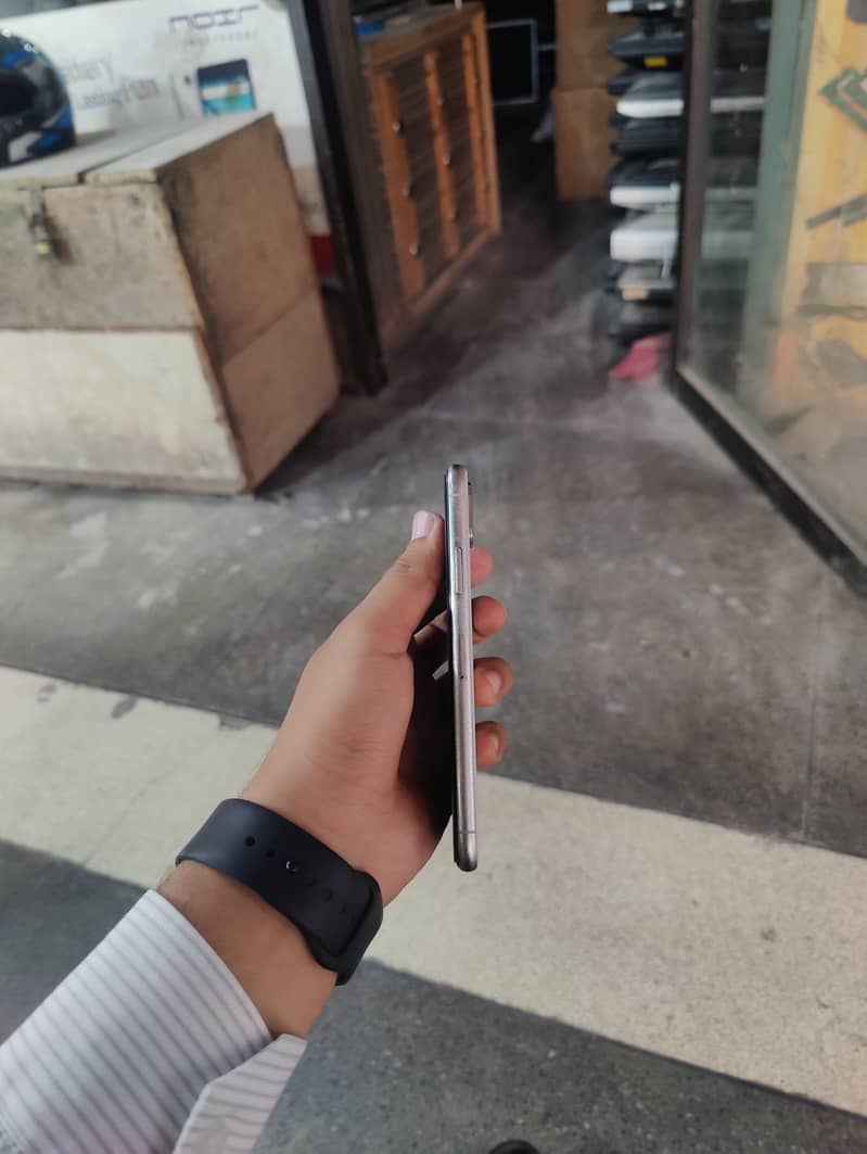 Apple iPhone XS 6